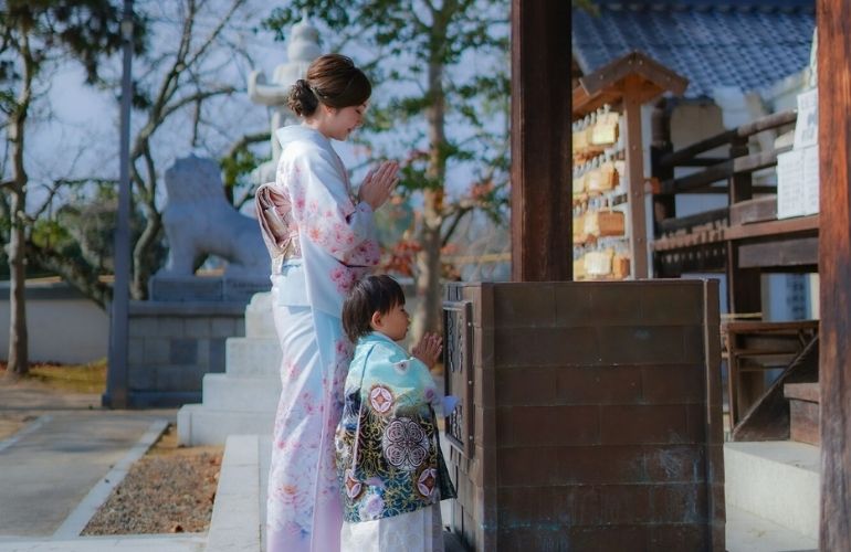東広島市の御建神社で七五三祈祷と参拝をする3才男の子の訪問着を着た母