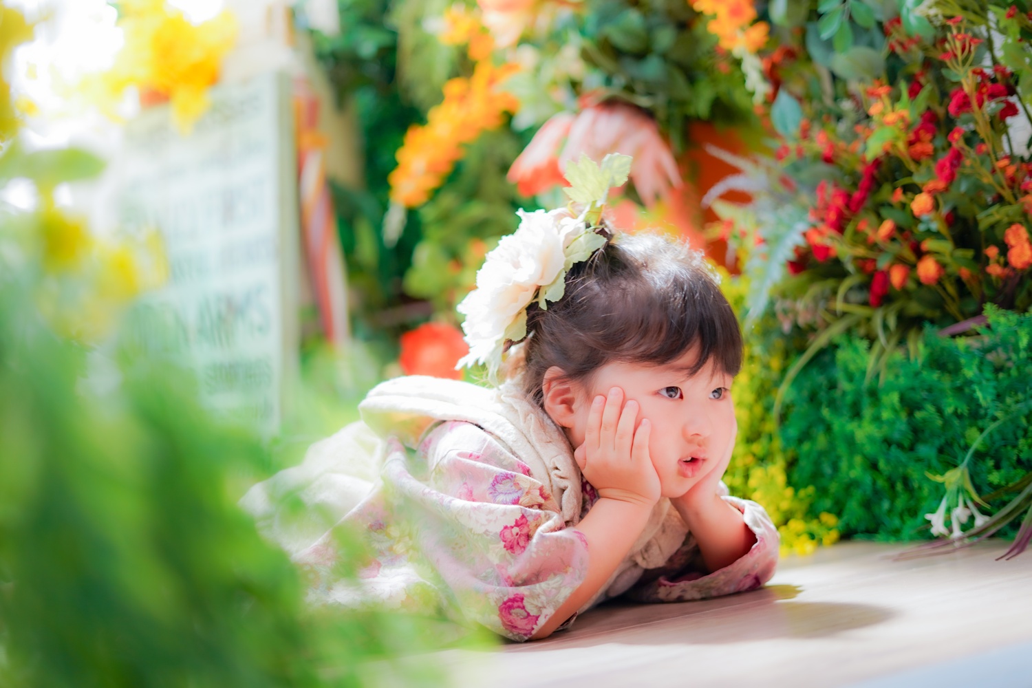 ナチュラルグリーンなスタジオで七五三オリジナル着物を着た3才女の子の記念写真