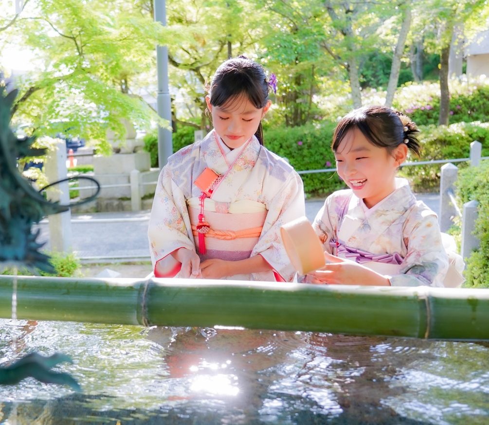 女の子七五三の神社参拝の出張撮影での手水シーン